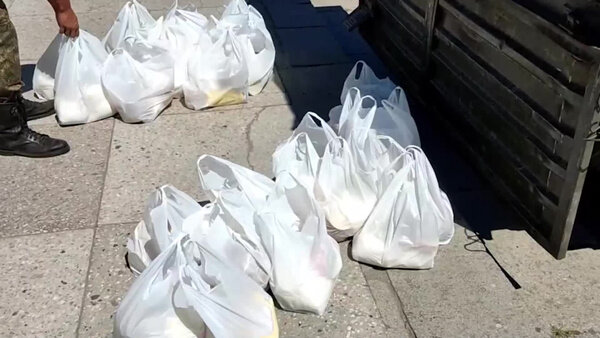 В Новую Каховку отправлено пять тонн гуманитарной помощи. Видео © Telegram / "Единая Россия. Официально"