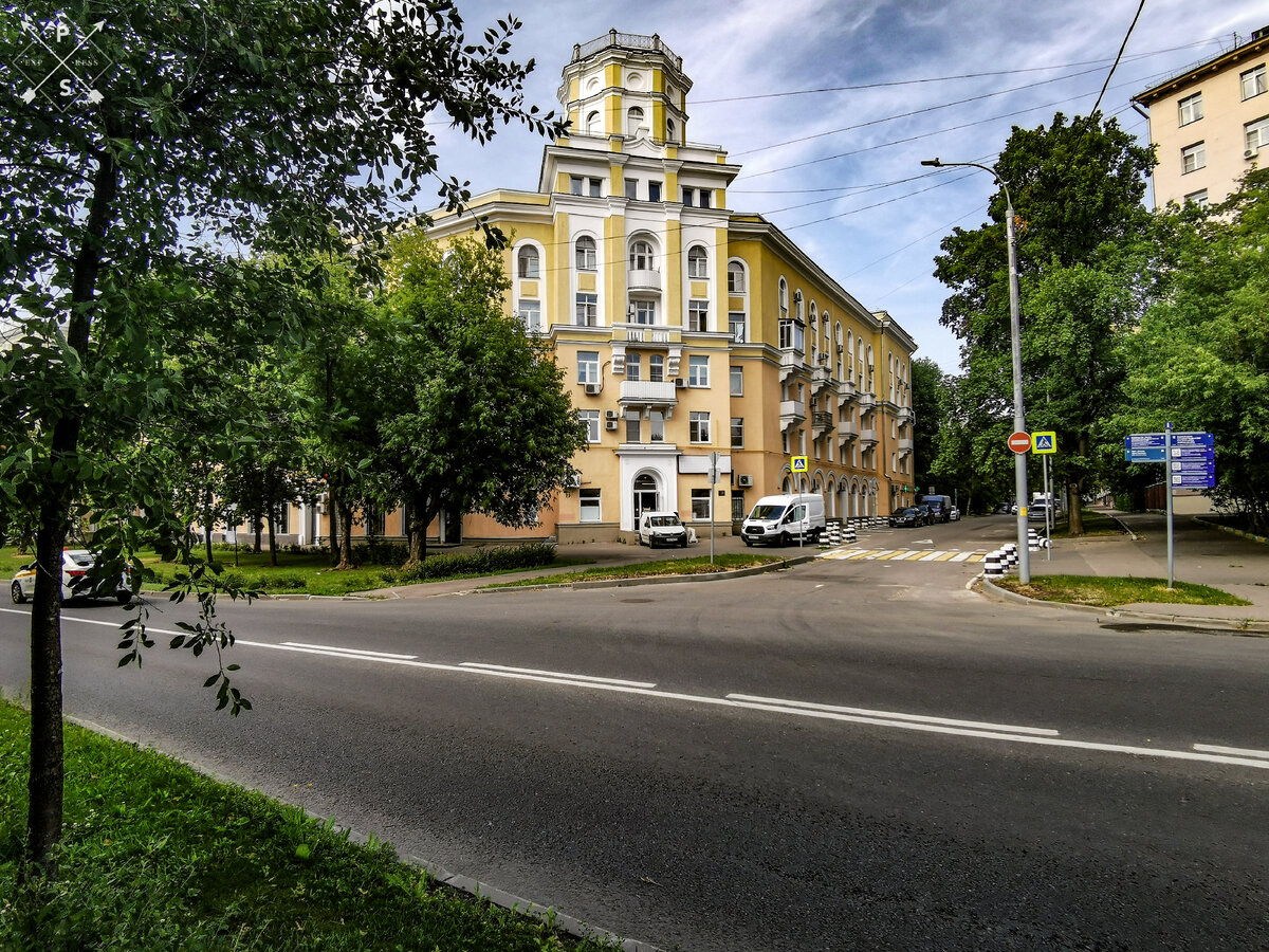 Улица Маршала Новикова, перекресток с 3-м Щукинским проездом.