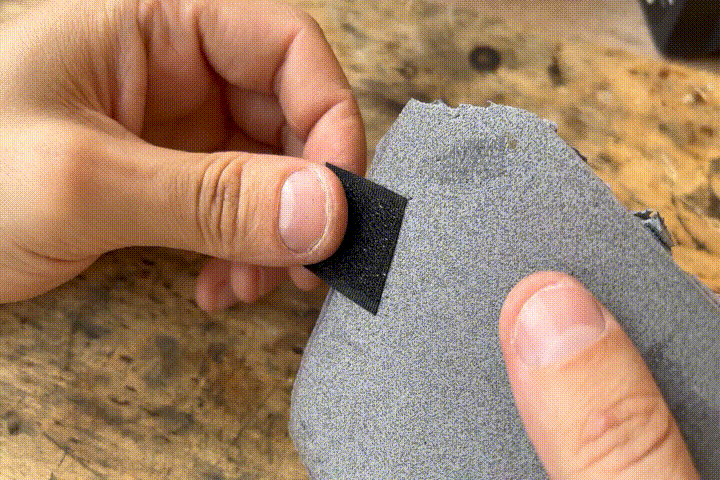 Липучка оторвалась в разы сложнее.