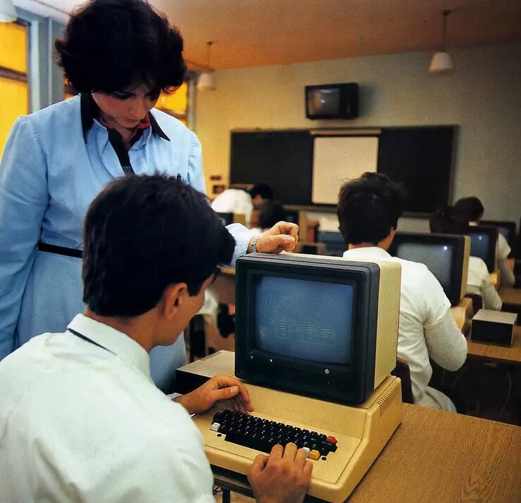 В 1979 году компанией «Правец» был разработан первый персональный компьютер