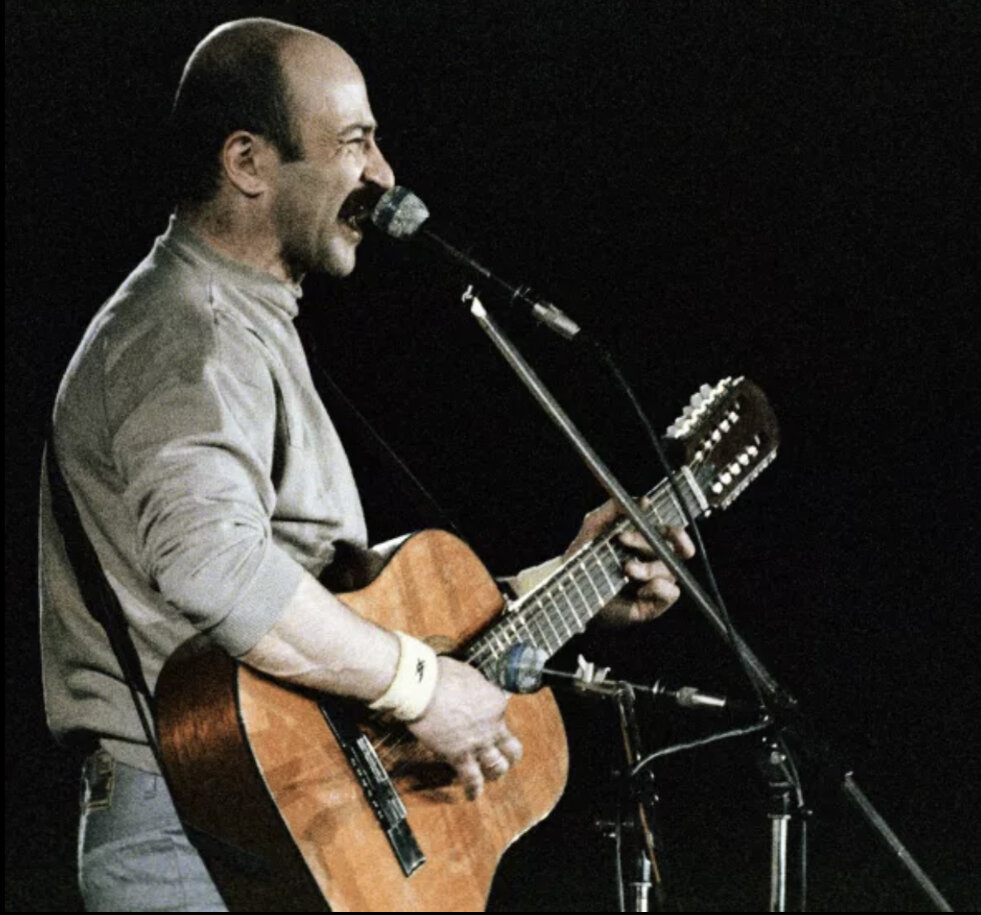 Александр Разенбаум с 12 струнной гитарой фабрики имени Луначарского 