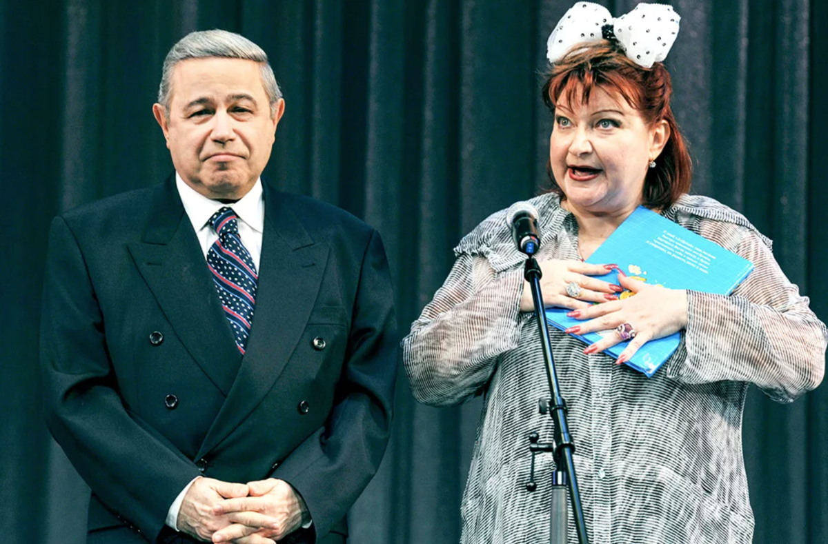 Елена Степаненко - талантливая актриса, пародистка, словом веселая женщина.