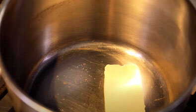 Молочный суп с рисом очень полезен. Этот суп обладает достаточным количеством углеводов, витаминов и полезных веществ. Это один из самых сытных, вкусных и полезных супов. Также полезен молочный суп с рисом для людей, имеющих проблемы с мочевыми путями и почками. Суп облегчает вывести соль из организма. Постоянное употребление этого первого блюда помогает так же поддерживать правильный обмен веществ, что в свою очередь избавит организм от лишнего веса. Итак, начнем приготовление замечательного супчика. Поместите большую кастрюлю на плиту и положите в нее сливочное масло.