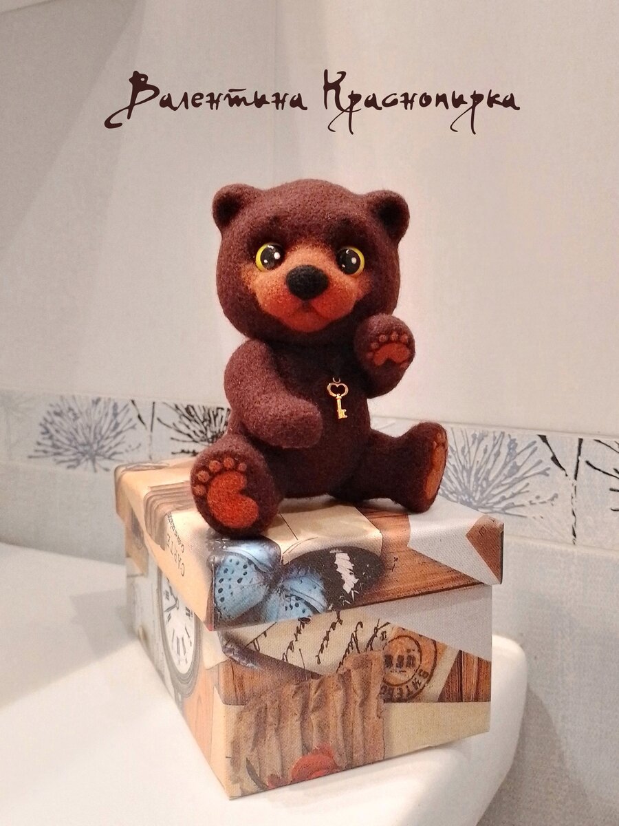 В её творчестве был огромный перерыв, но вдруг понадобился медвежонок для подарка и посмотрите, каков красавчик получился!😍 А ещё он стоять умеет.