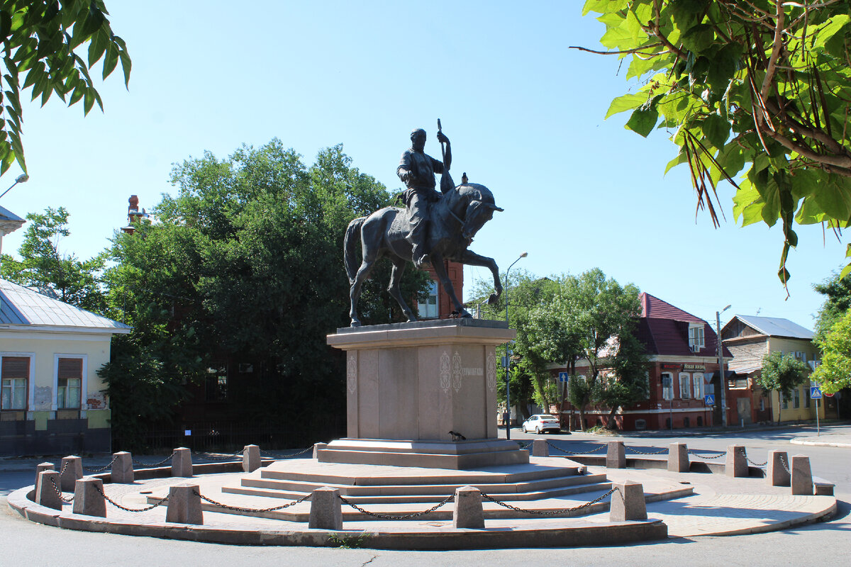Памятник К. Сагырбаеву, г. Астрахань