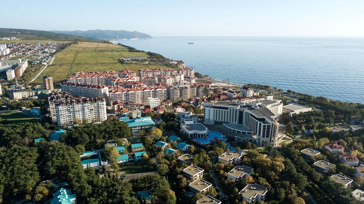    Вид на "Кемпински Гранд Отель" и микрорайон Парус в Геленджике© РИА Новости / Виталий Тимкив