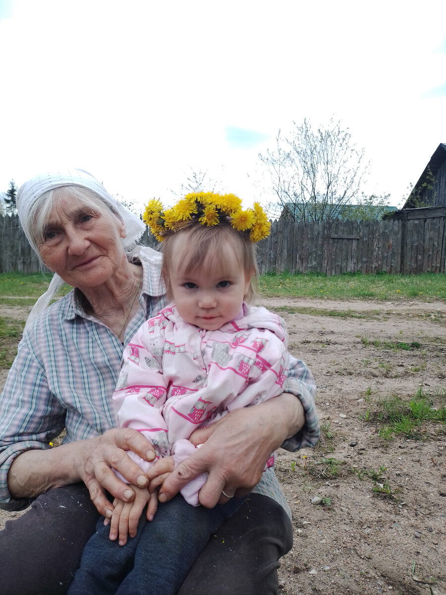 Даринка почти каждый день гуляла с бабушкой возле дома, где пасутся козы, или в лесу