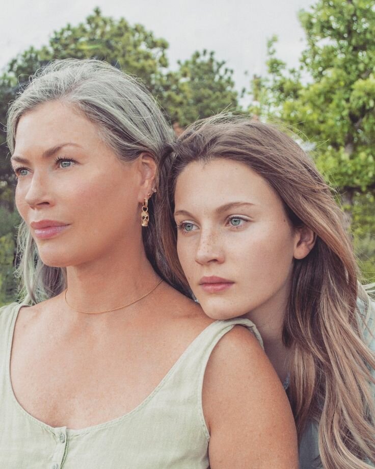 Кэрри Отис с дочерью. Фото: https://iconicfocus.com/portfolio/carre-otis-jade-and-kaya/