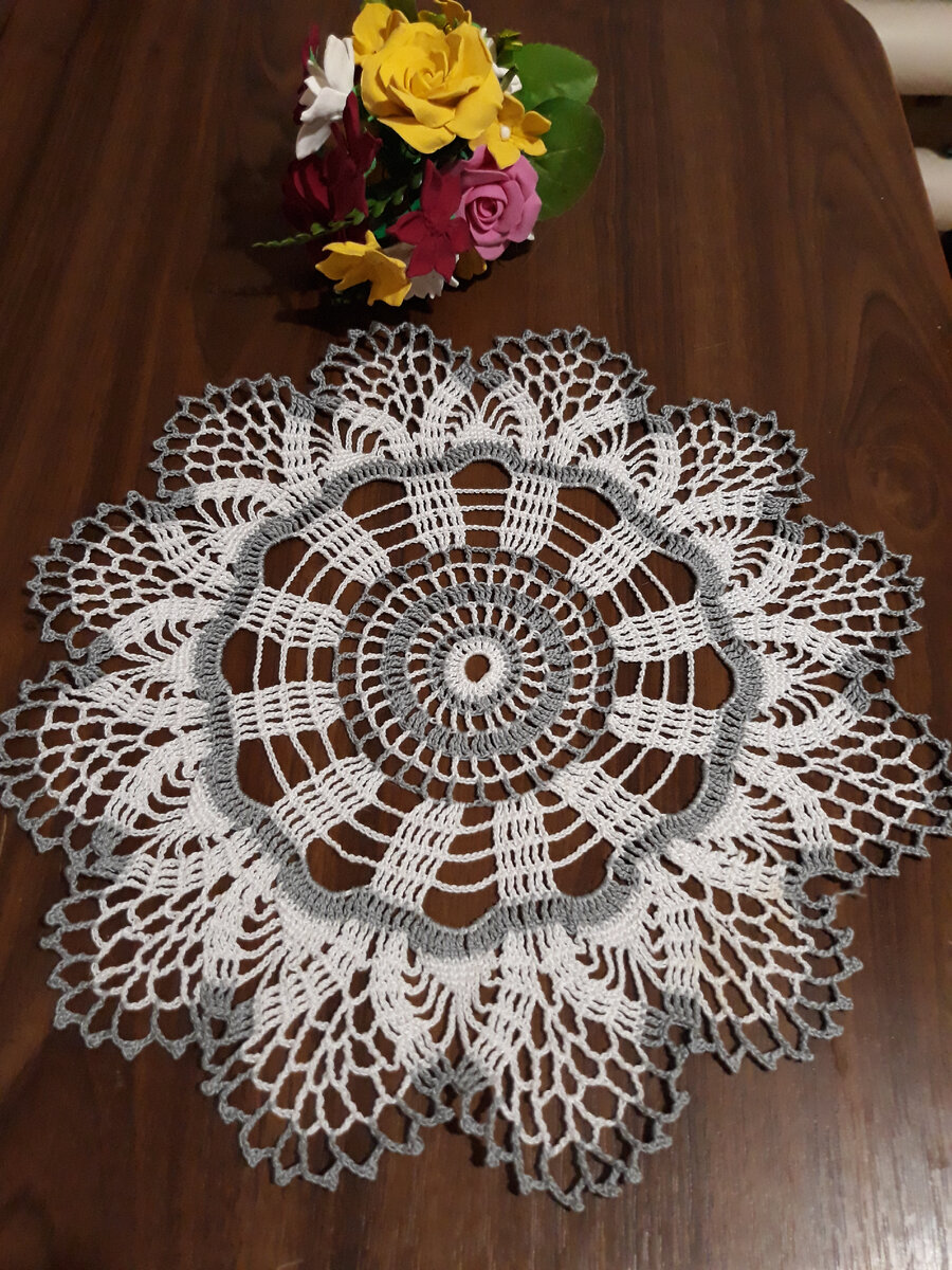 Основная вязка по схеме - столбики с 2 накидами. Смотрятся, конечно растянуто, можно самостоятельно их заменить на столбик с 1 накидом с  7- 10 ряды. Всего 17 рядов., 30 см.