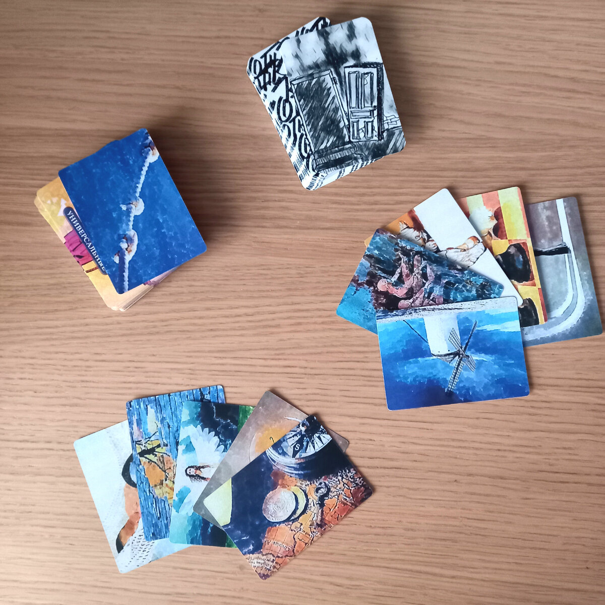 На фото колода Ольги Пак "Выход есть" и универсальная колода из игры "Психосоматика" Анастасии Колендо-Смирновой