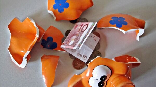   CC BY 2.0 / Images Money / Piggy bank with Euro Note