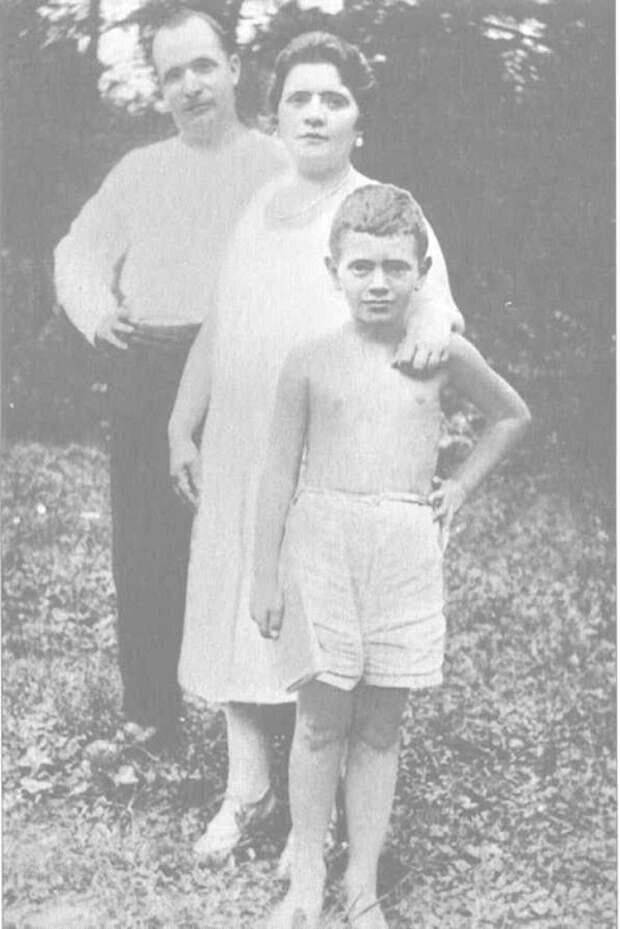 Дезик Кауфман с родителями. фото 1930-х гг. Из свободного доступа