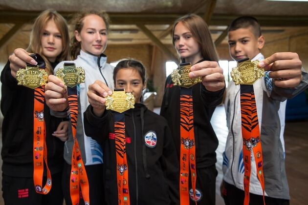    Сургутские ребята завоевали пять золотых медалей на чемпионате мира по тайскому боксу admsurgut.ru