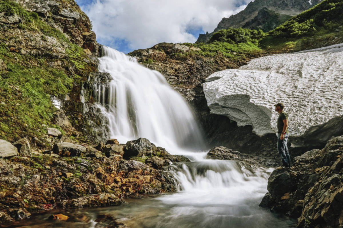 Свободный источник. Водопад Вачкажец Камчатка. Водопад безымянный Камчатка. Водопады горного массива Вачкажец. Водопад снежный Камчатка.