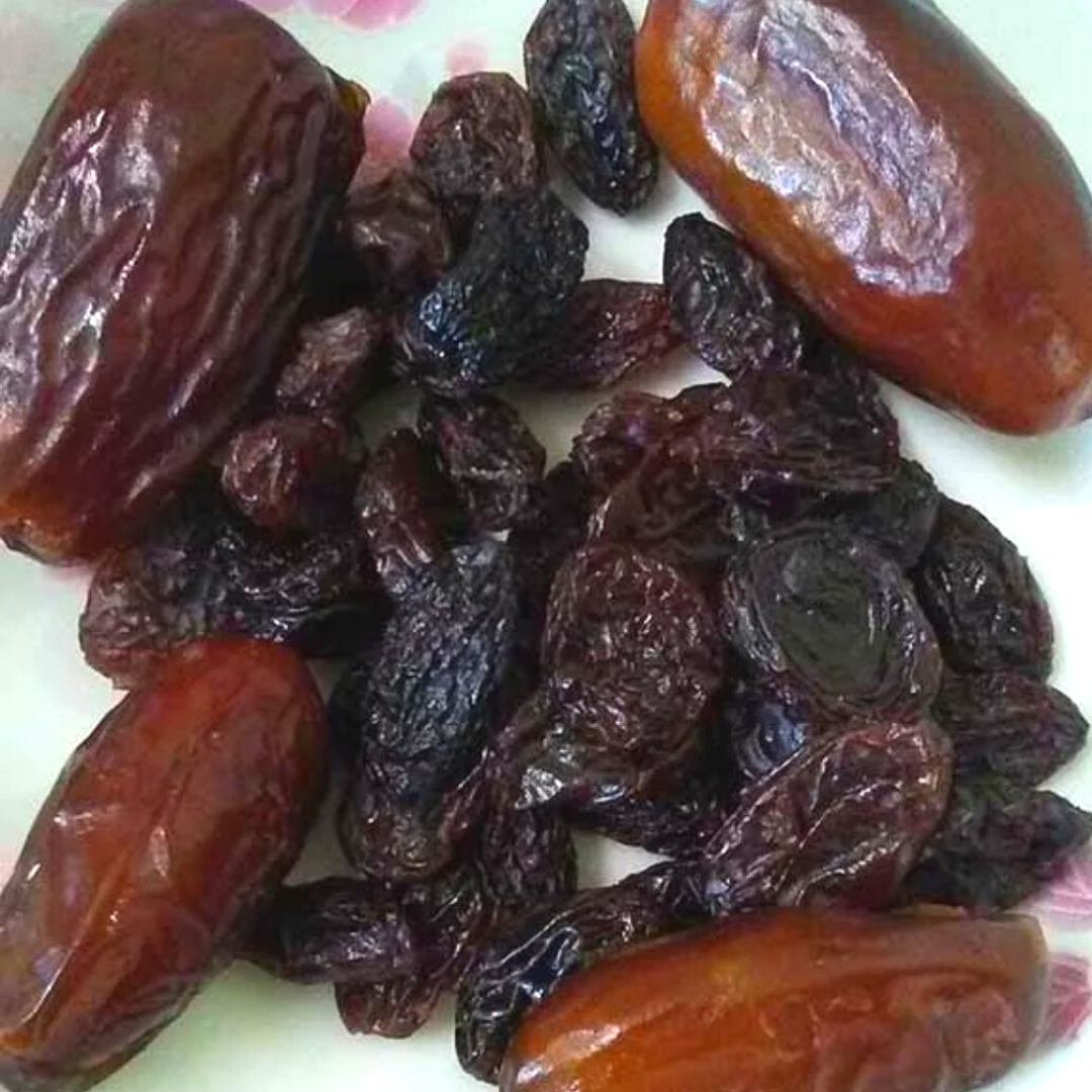 Чем полезны финики. Финики в меду. Чай и финики с черным фоне. Финики tamrah. Финики рутаб.