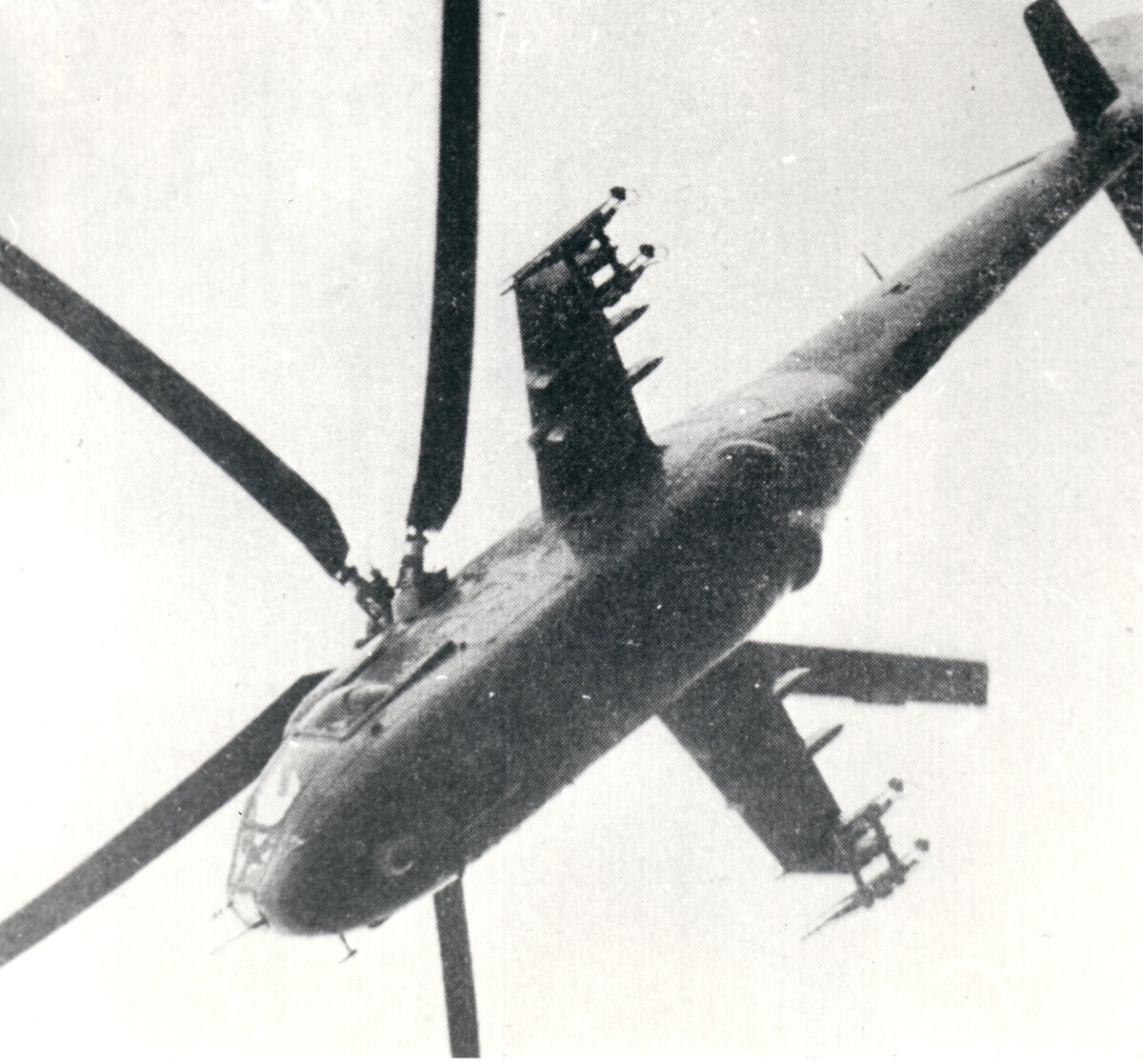 Советский Ми-24А на учениях в одной из стран Организации Варшавского Договора – один из первых снимков вертолета, опубликованных в зарубежной печати. Фото: архив С.Г. Мороза