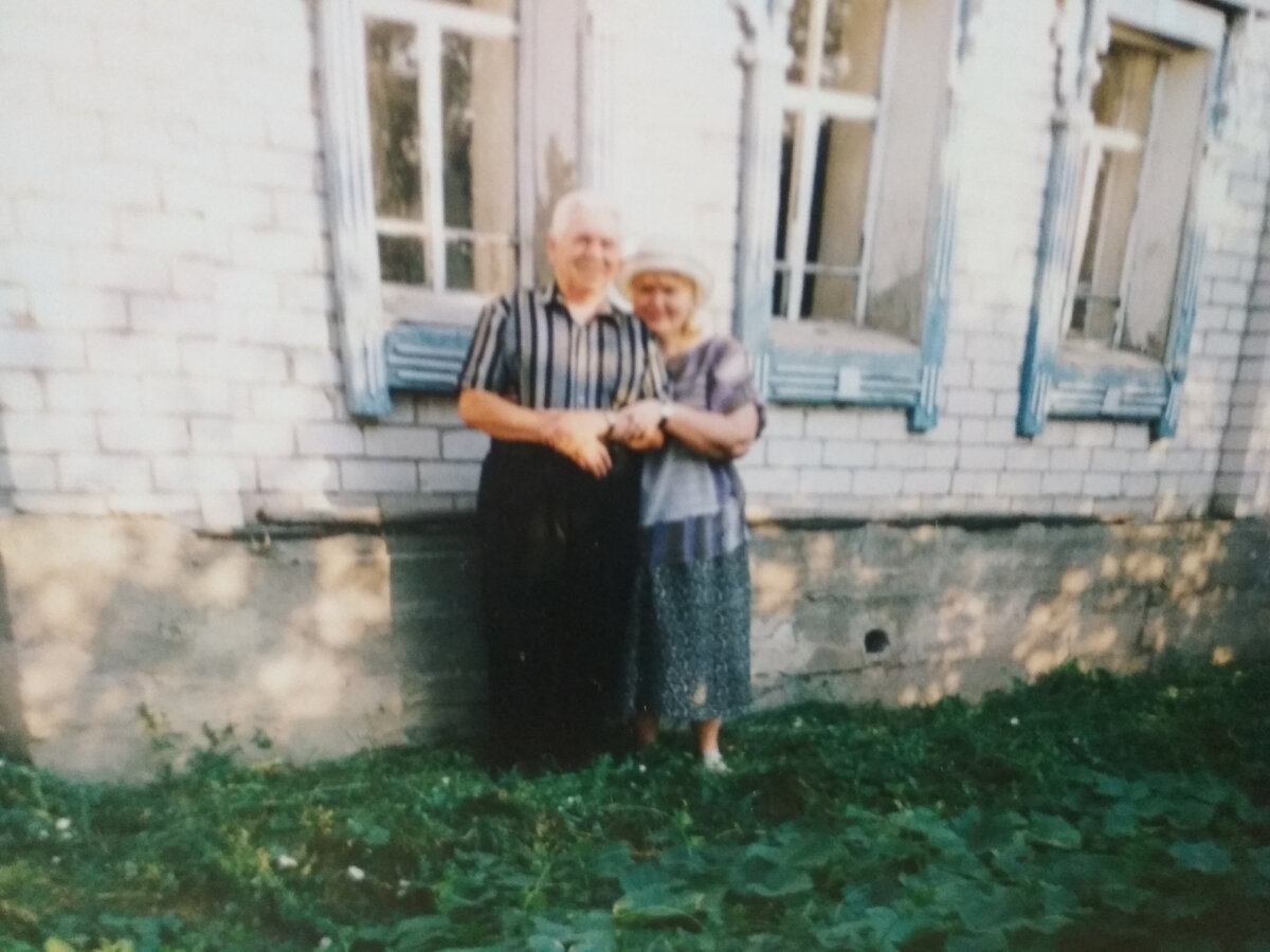 С папой у родительского дома. Дом не падает, это я перефотографировала с фотокарточки, так получилось.