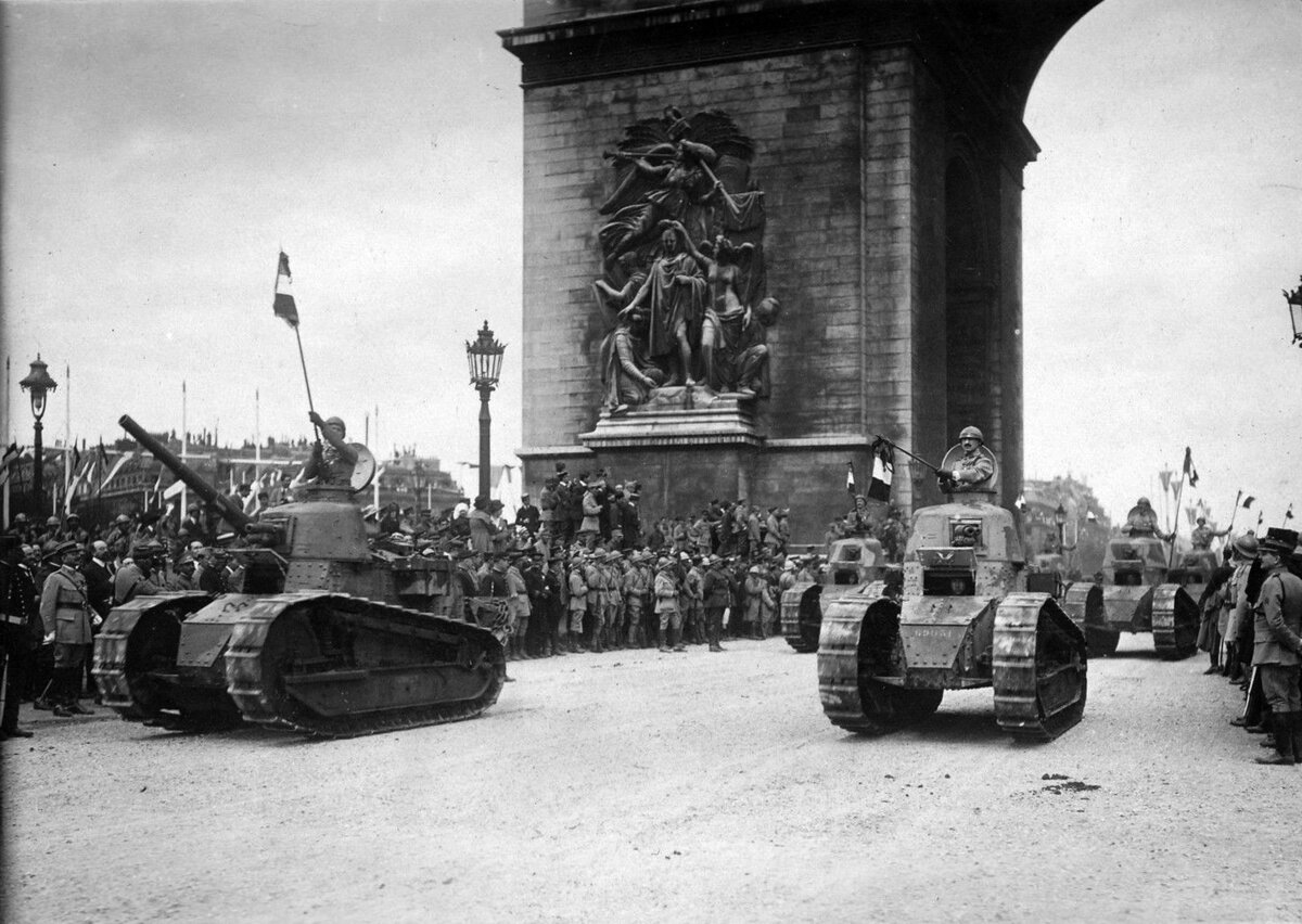 Renault FT, самый массовый танк Первой мировой войны. Он же положил начало легким танкам сопровождения.