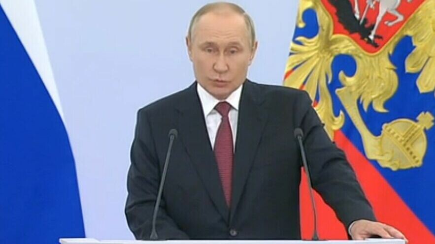     Президент России Владимир Путин во время церемонии в Георгиевском зале Кремля заявил о вхождении в состав страны четырех новых регионов.