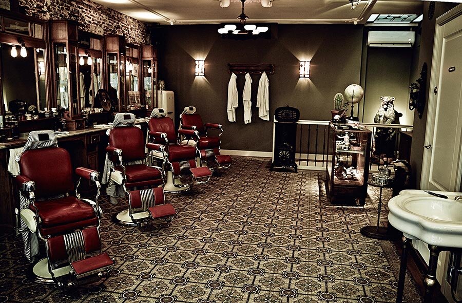 Что такое барбершоп? Барбершоп — это мужская парикмахерская. А это значит, что такие заведения созданы мужчинами для мужчин.