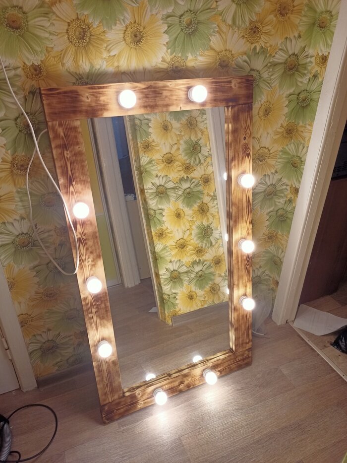 Гримерное зеркало с лампочками в декоративной раме