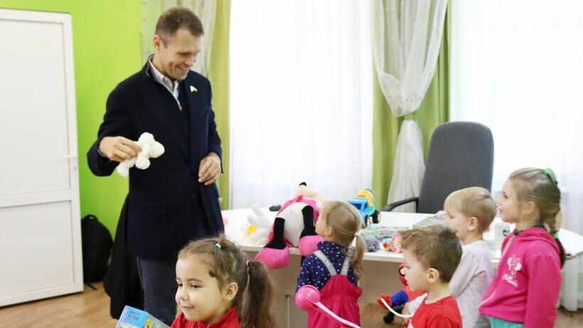    Депутат Госдумы Никита Чаплин с детьми Донбасса ©Пресс-служба депутата Госдумы Никиты Чаплина