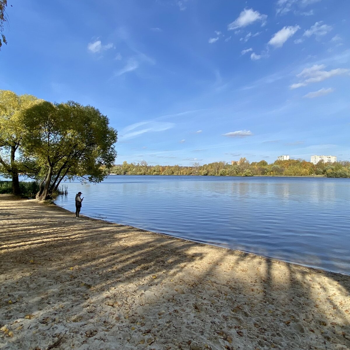 Песочный пляж и водная гладь 