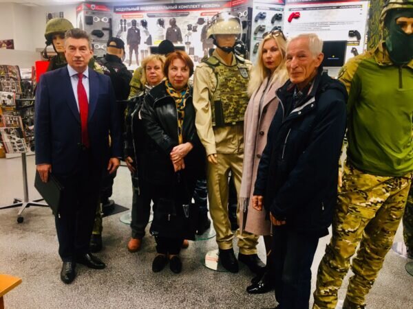 Представители петербургского легпрома на «Спецтехнологии» после встречи: Алексей Голубев («Труд»), Светлана Молчанова (СПИЛП), Ирина Миронова , директор Модного дома Lady Sharm и основатель ООО «ГиП» Владимир Поляков