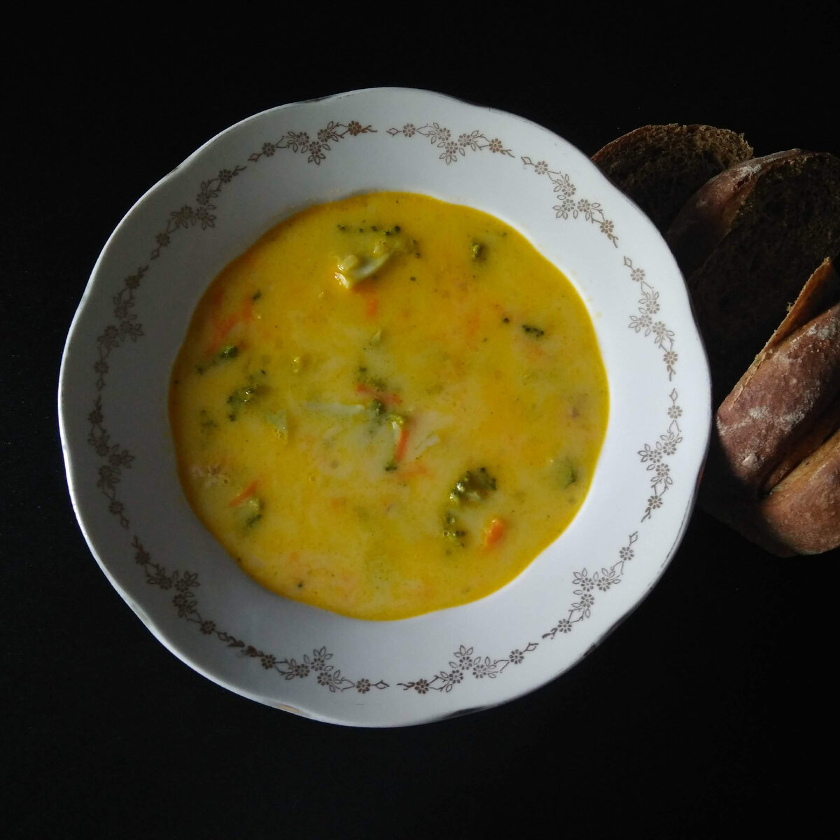 Всё приготовление супа занимает 20 минут. При этом получается очень вкусно. Особенно такой супчик нравится детям. А мне нравится, что всё готовится в одной кастрюле, и нет горы грязной посуды 😉