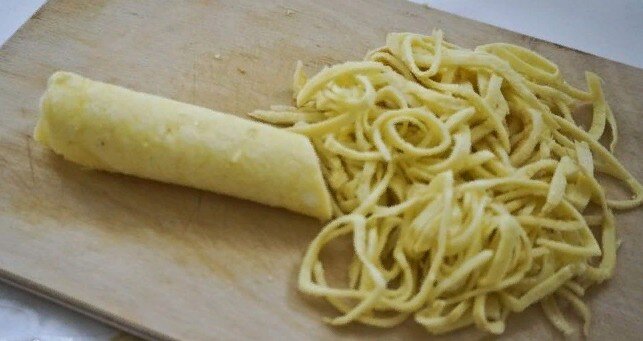 Скрин  с сайта https://www.google.ru/search?q=омлетная%20лапша&tbm=isch&tbs=il:cl&hl=ru&sa=X&ved=0CAAQ1vwEahcKEwjY1-a1iN76AhUAAAAAHQAAAAAQAw&biw=1215&bih=908#imgrc=GRilhYyVCDQ5PM