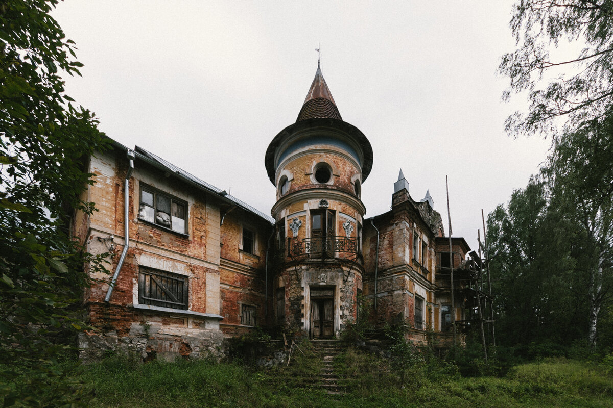 Парадный фасад главного усадебного дома.