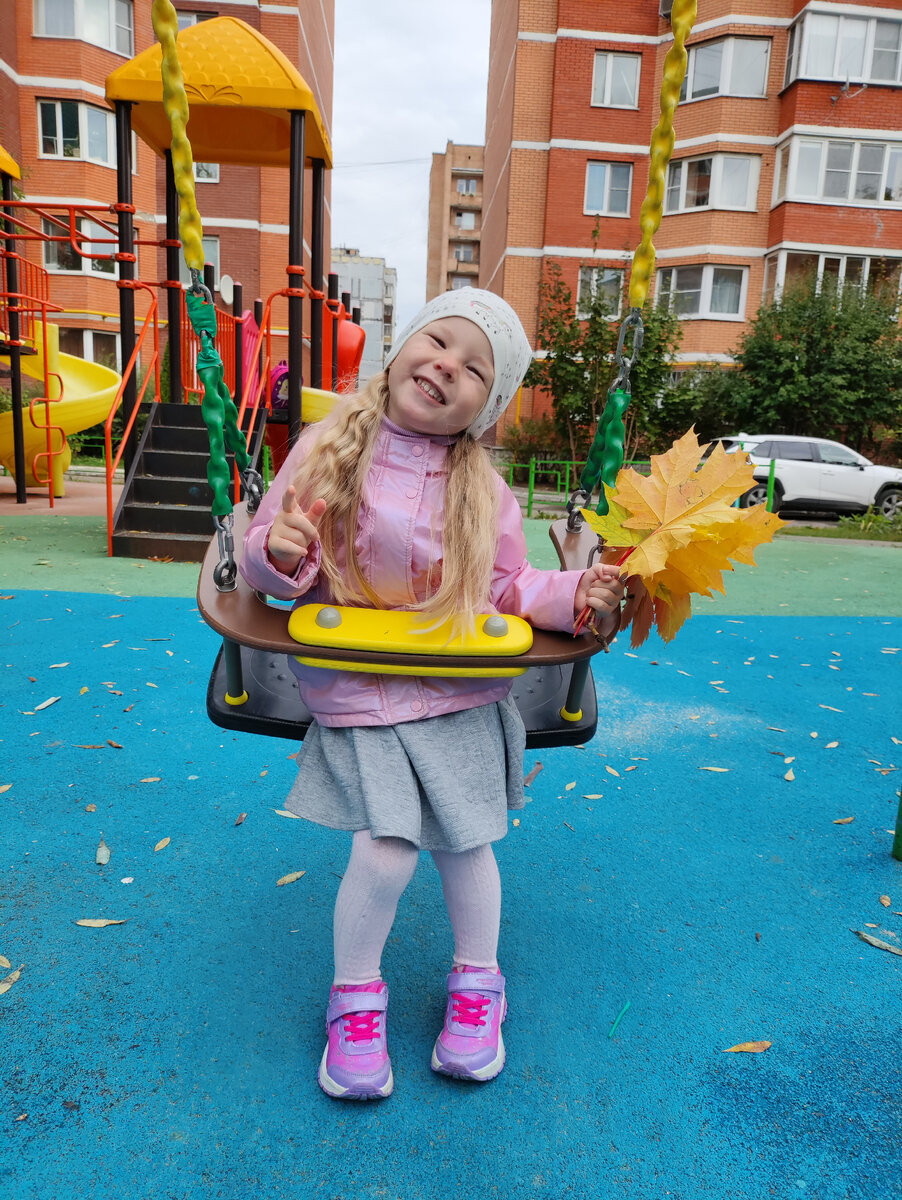 Фото ещё сентябрьское, Настина качель рядом