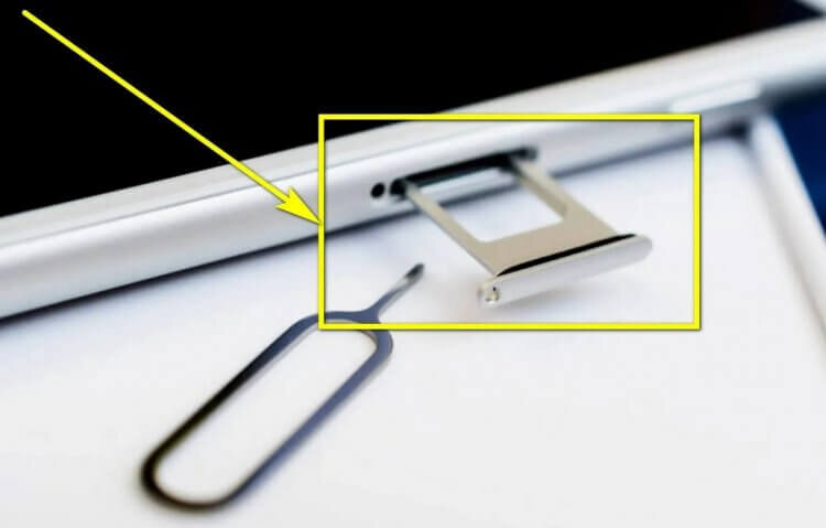    Главное — не перепутать отверстие для ключа с микрофоном. Это особенно важно, если лоток располагается на нижнем торце корпуса