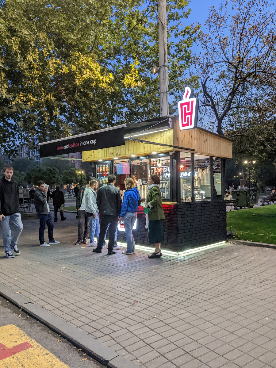 Обычно людей ещё больше.