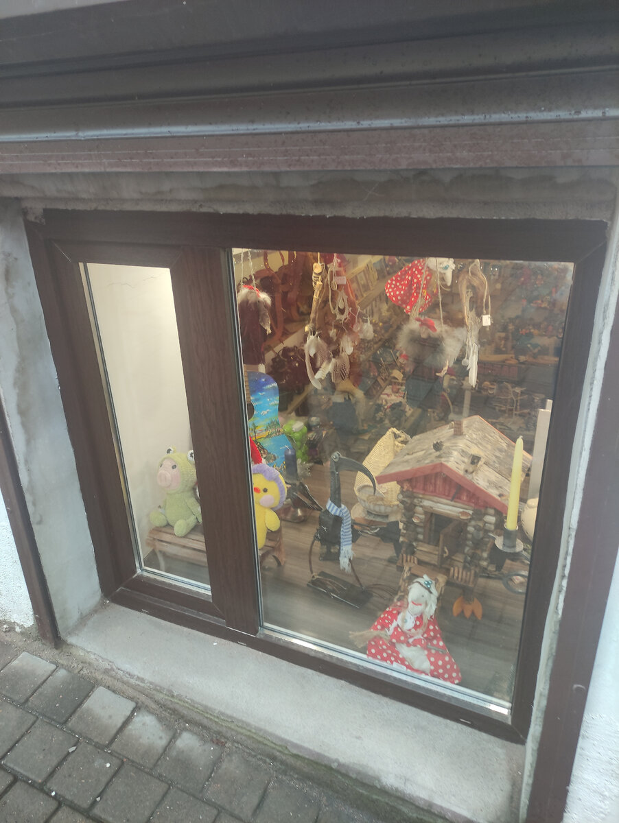 Зато появилось много маленьких магазинчиков. 