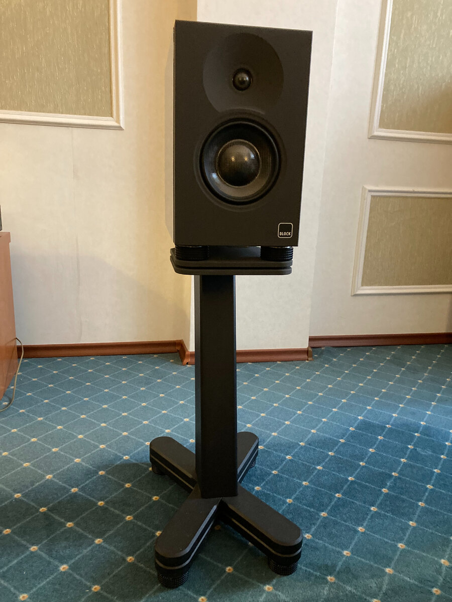 АС Block Audio на стойке