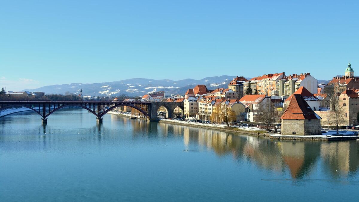    Марибор, СловенияCC BY-SA 4.0 / Hbabuka / Drava river with the Old Bridge and Maribor old city core / Cropped image