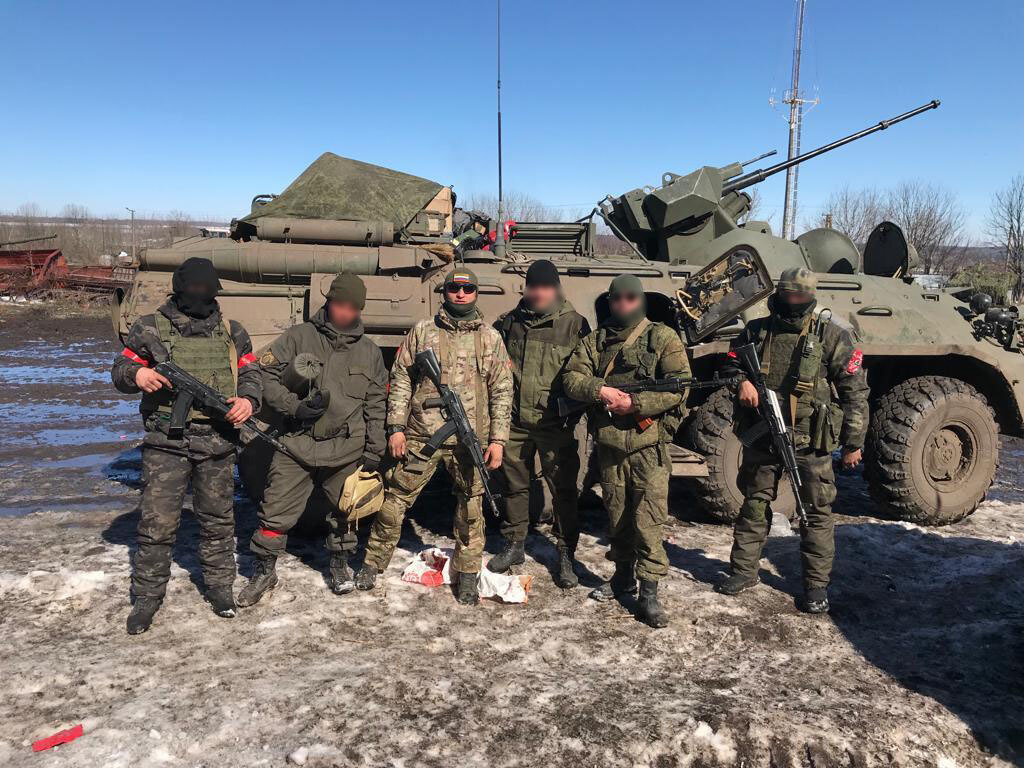     Виктор вместе с сослуживцами в Донбассе / Фото из личного архива