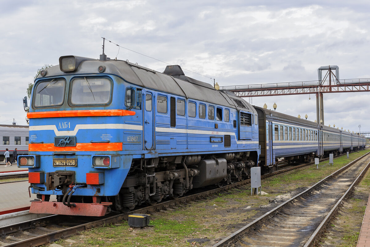 1. Тепловоз 2М62У-0259Б в составе дизель-поезда ДРБ1-04. Станция Могилёв (Магілёў), Беларусь. IX.2012 