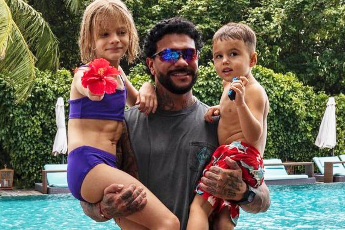     «Отец года»: Тимати с дочерью от Шишковой, сыном от Решетовой и мамой прилетел на курорт