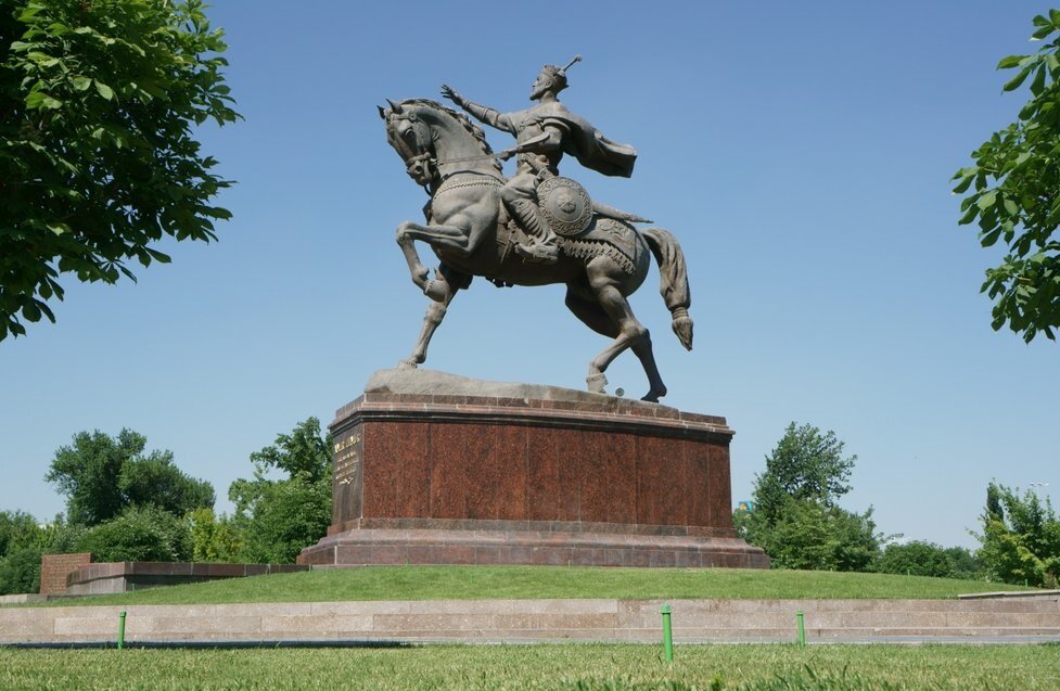 Ташкент, Сквер Амира Тимура. Памятник полководцу. Фото из свободных источников