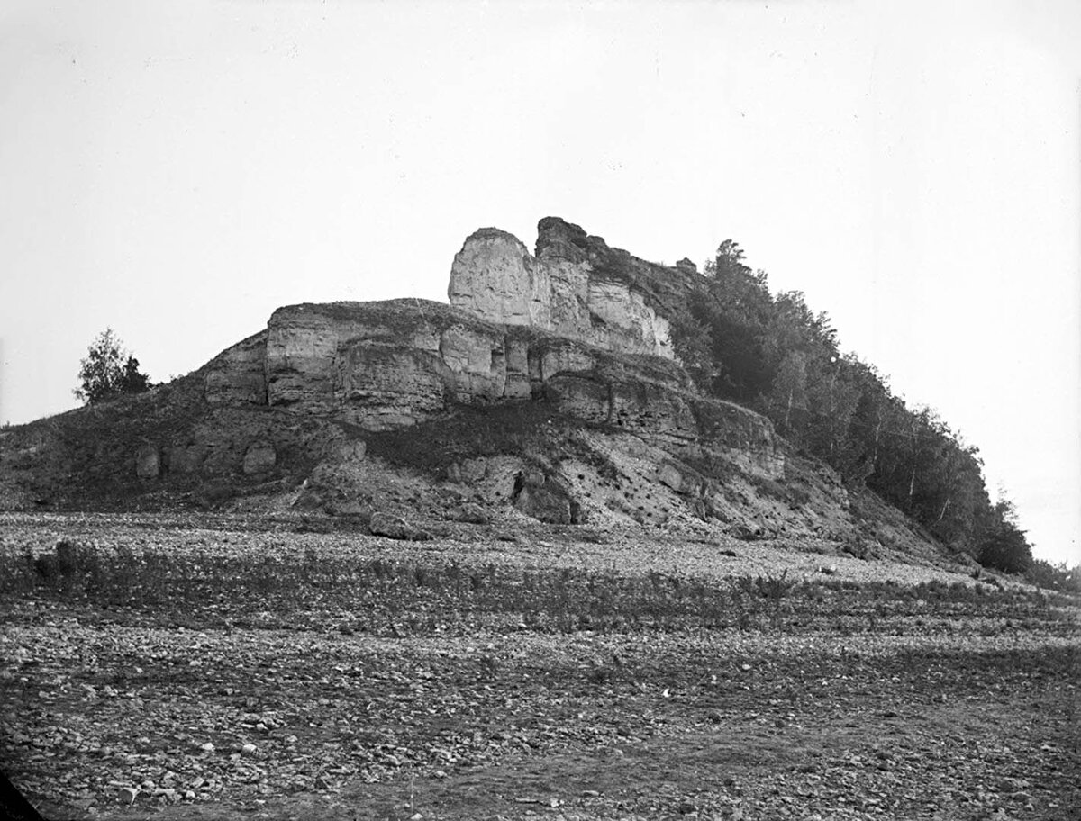 Вид скалы до революции