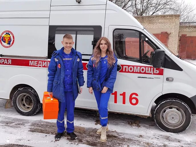 На фото фельдшер Игорь Кулешов и медсестра Светлана Яшкина, прибывшие на вызов.