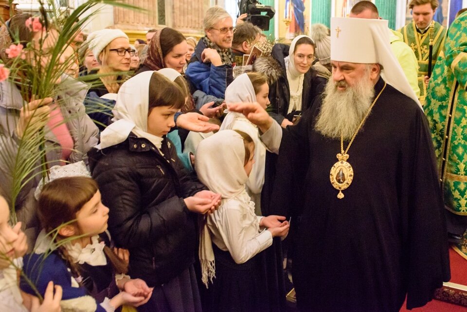 Старец Паисий Святогорец: «Не нужно создавать проблемы в Церкви и преувеличивать те небольшие человеческие нестроения, которые всегда в ней присутствуют, чтобы не причинить большего зла, чему лукавый только радуется». Источник: https://foto.patriarchia.ru/news/arkhiereyskoe-sluzhenie-v-prazdnik-vkhoda-gospodnya-v-ierusalim-v-isaakievskom-sobore-sankt-peterburga-liturgiya-i-krestnyy-khod/