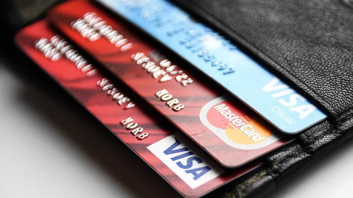    Банковские карты международных платежных систем VISA и MasterCard© РИА Новости . Григорий Сысоев