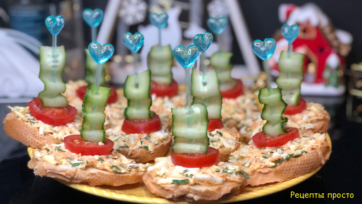 Приготовила бюджетные бутерброды с копченым сыром и яйцами.