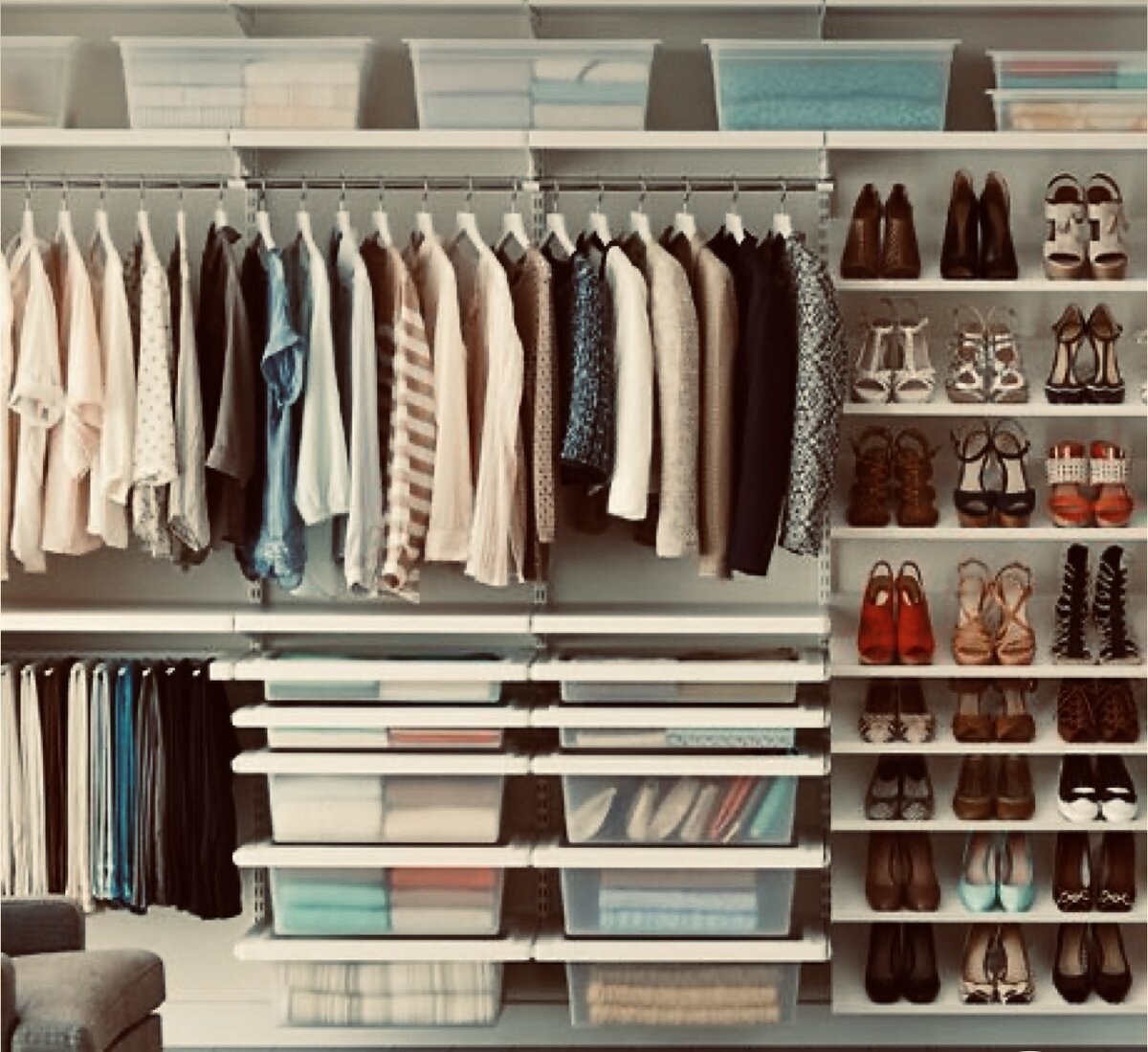 Шкаф для одежды. Полки для одежды. Гардероб с одеждой. Организация пространства.