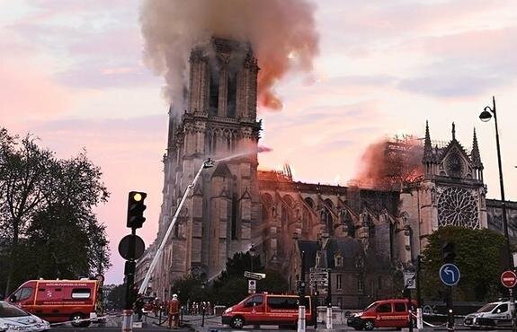    Чета Макрон имеет свое видение нового шпиля собора Парижской Богоматери