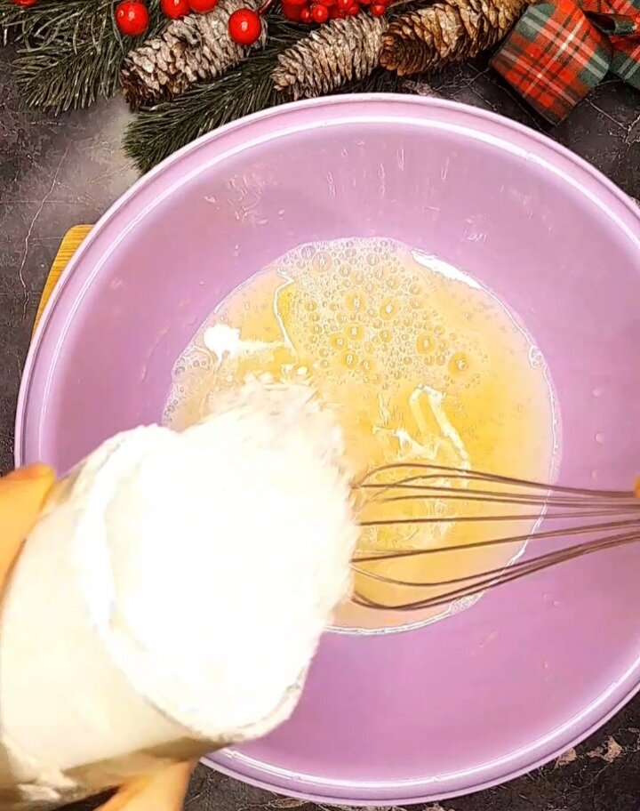 Далее засыпаем муку и замешиваем наше вкусное , мягкое тесто .