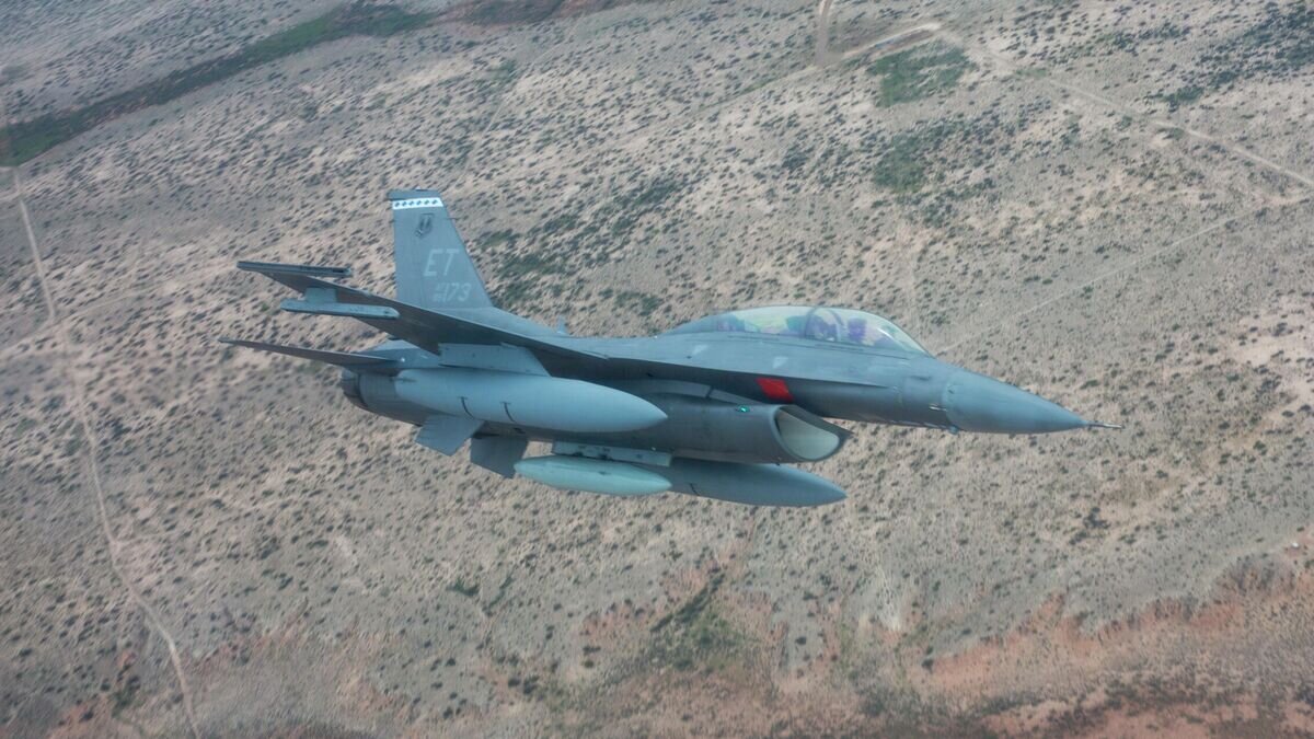   Истребитель ВВС США F-16 заходит на посадку на авиабазе Холломен в штате Нью-Мексико, США© Фото : U.S. Air Force / Tech. Sgt. John Raven